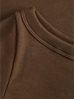 Detaljebillede af FIFI boatneck top i brun. Fra BySofieSønderby