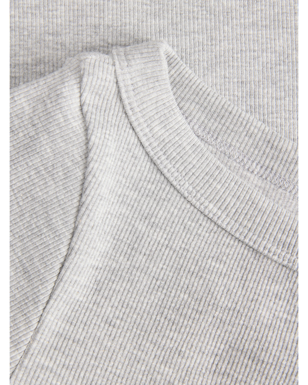 Detaljebillede af FIFI boatneck top i grå. Fra BySofieSønderby