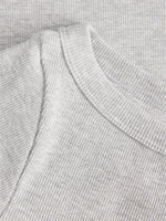 Detaljebillede af FIFI boatneck top i grå. Fra BySofieSønderby