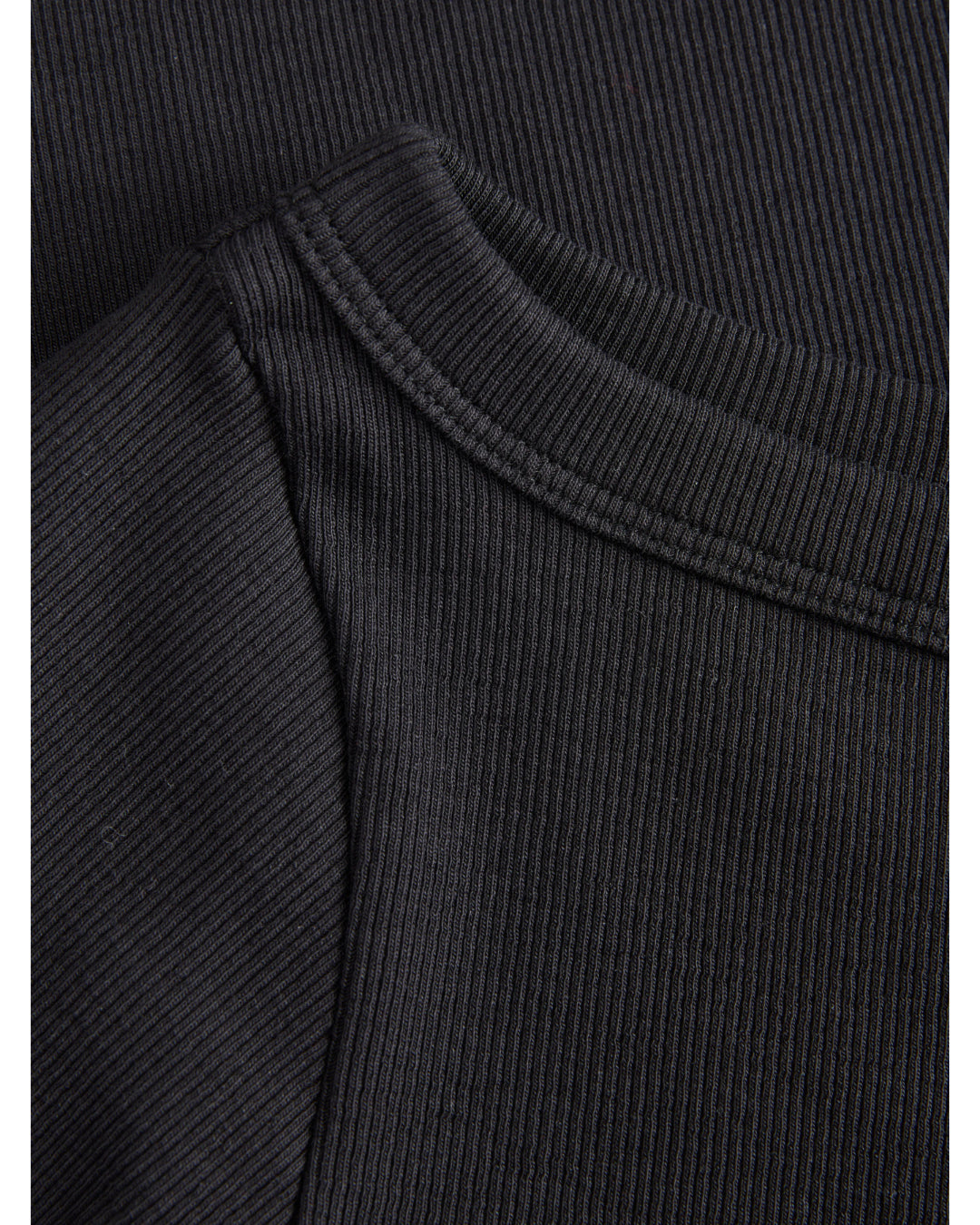 Detaljebillede af FIFI boatneck top i sort. Fra BySofieSønderby