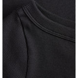 Detaljebillede af FIFI boatneck top i sort. Fra BySofieSønderby