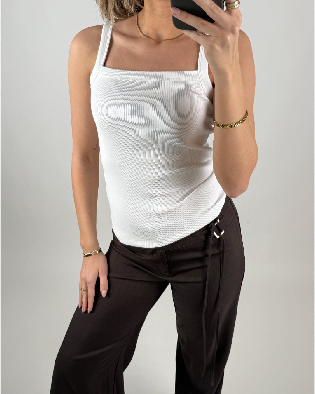 Modelbillede af hvid FIFI top. Set forfra. Fra BySofieSønderbys