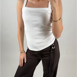 Modelbillede af hvid FIFI top. Set forfra. Fra BySofieSønderbys