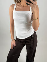 Modelbillede af hvid FIFI top. Set forfra. Fra BySofieSønderbys