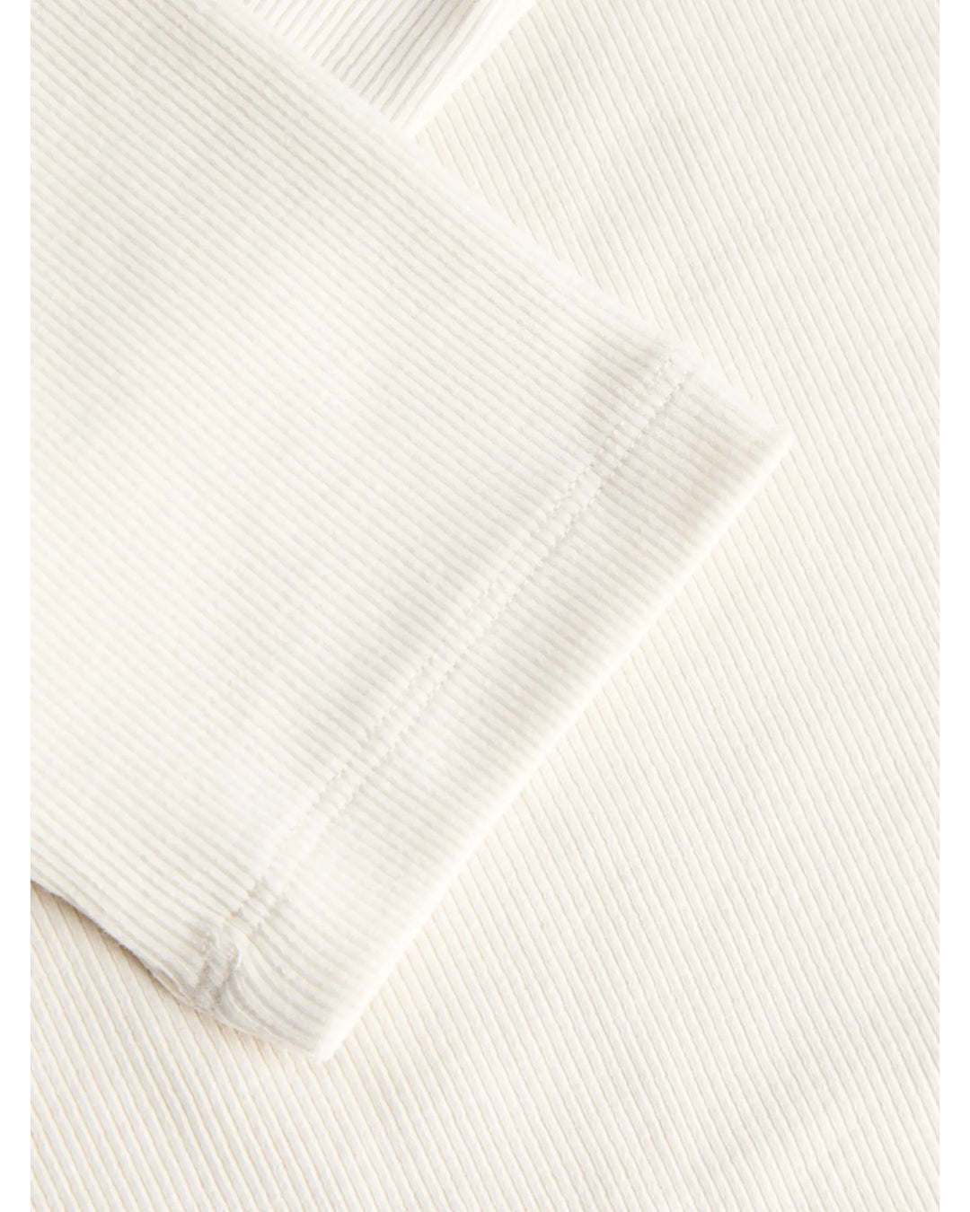 Detaljefoto af FIFI v-hals bluse 3/4 ærme, creme. Fra BySofieSønderby