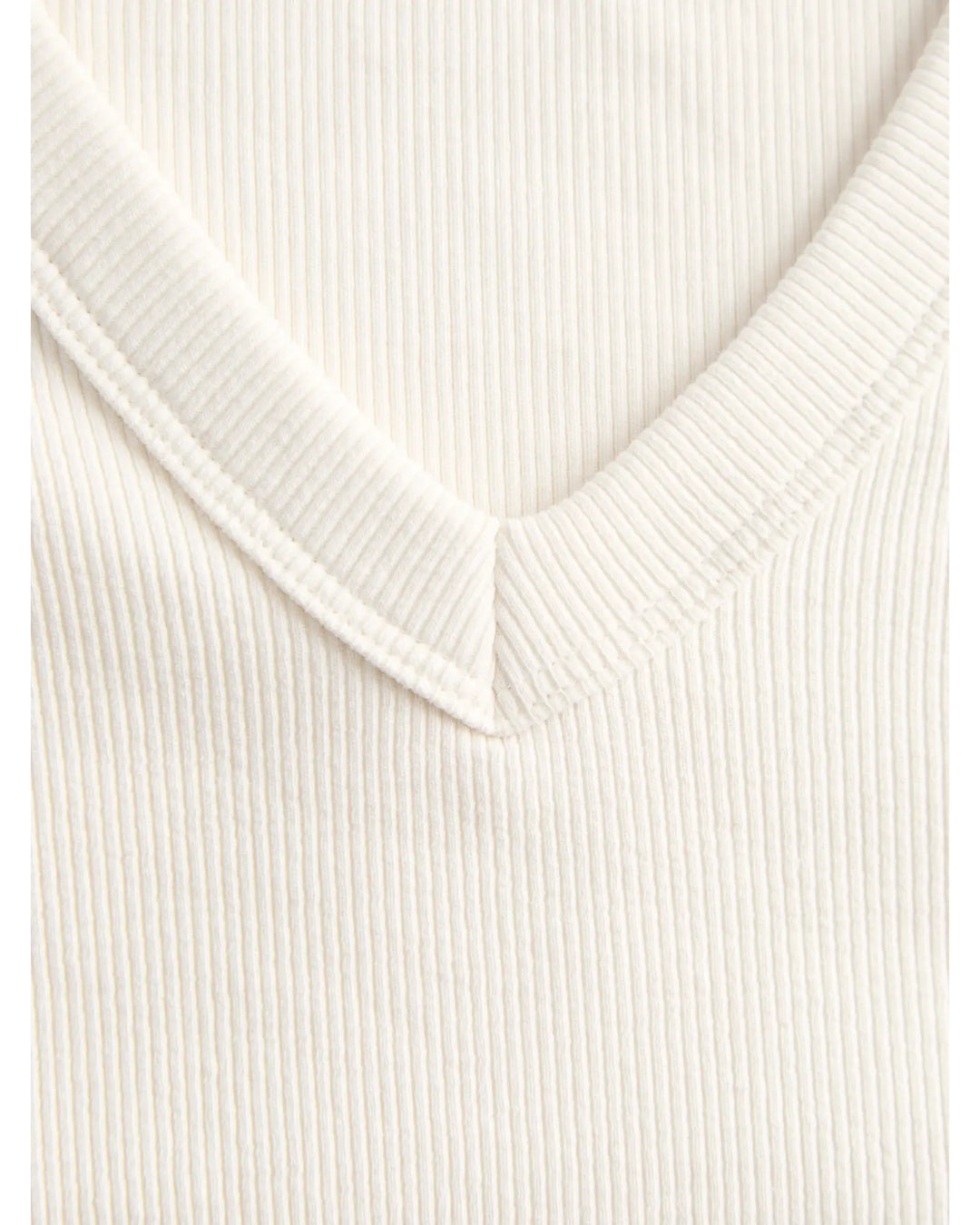 Detaljefoto af FIFI v-hals bluse 3/4 ærme, creme. Fra BySofieSønderby