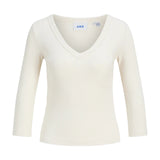 Produktfoto af FIFI v-hals bluse 3/4 ærme, creme. Baggrund er hvid. Fra BySofieSønderby