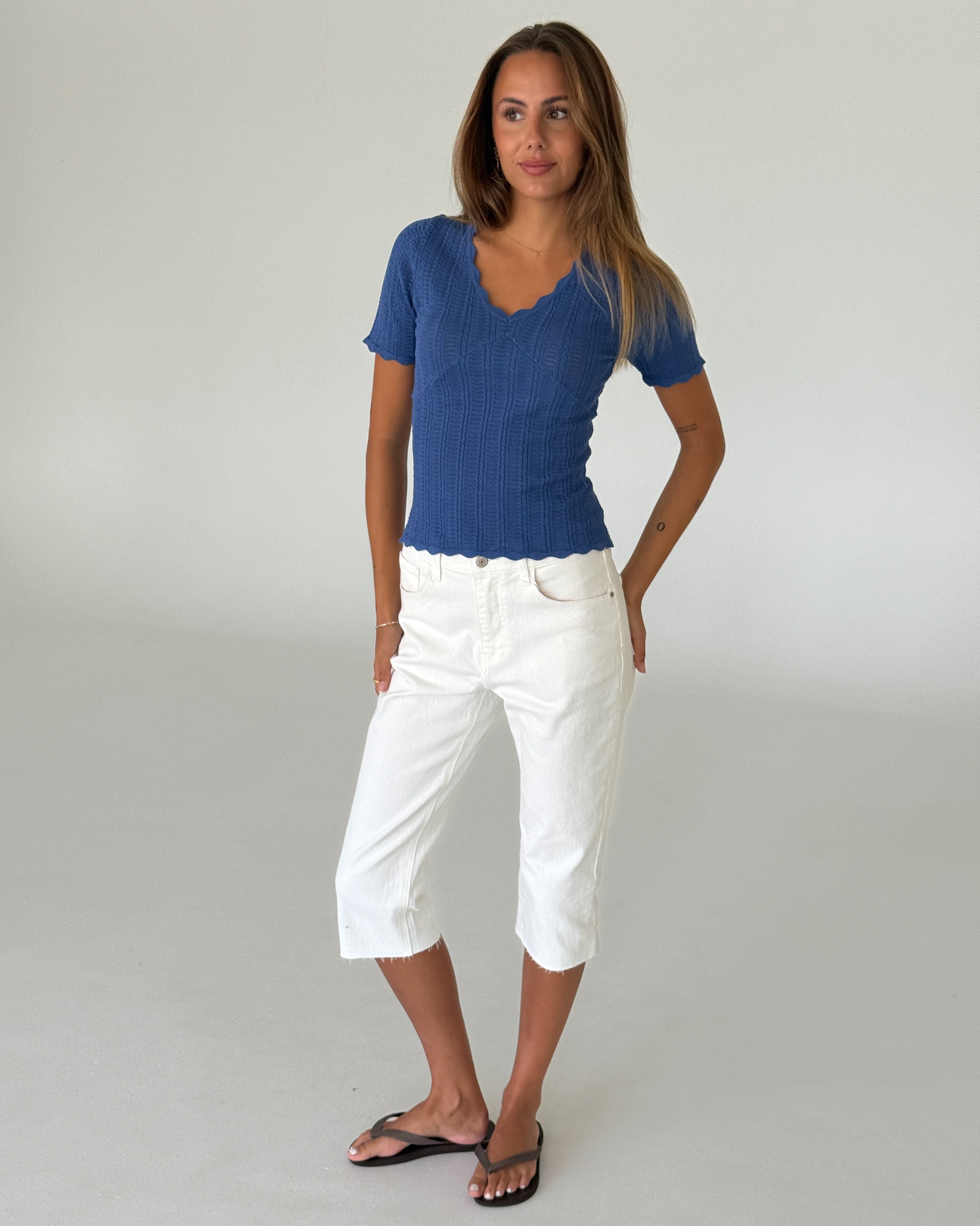 Modelbillede af FINLEY strik t-shirt, blå og VANESSA capri bukser, hvid. Fra BySofieSønderby
