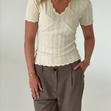 Modelbillede af FINLEY strik t-shirt, creme og KARI bukser, sand. Begge fra BySofieSønderby