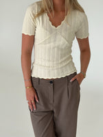 Modelbillede af FINLEY strik t-shirt, creme og KARI bukser, sand. Begge fra BySofieSønderby