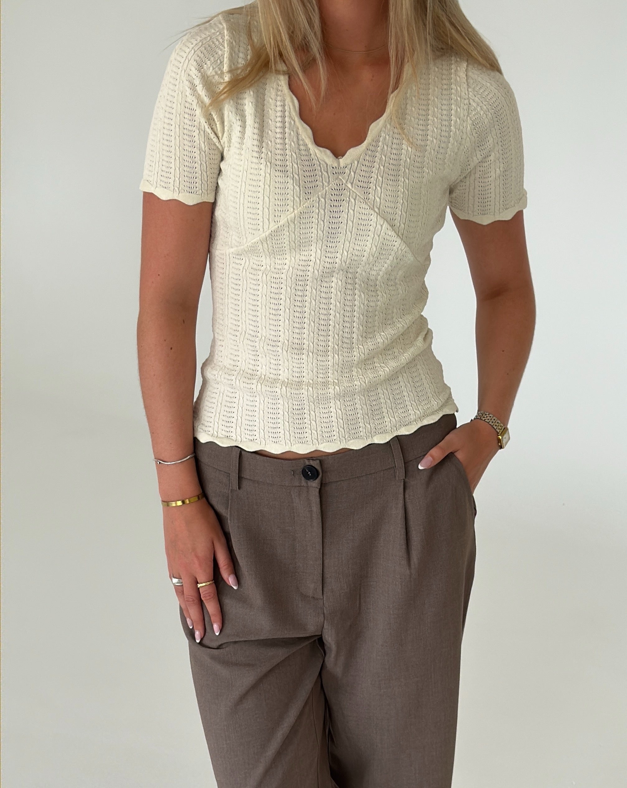 Modelbillede af FINLEY strik t-shirt, creme og KARI bukser, sand. Begge fra BySofieSønderby