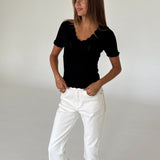Modelbillede af FINLEY strik t-shirt, sort og VANESSA capri bukser, hvid. Fra BySofieSønderby