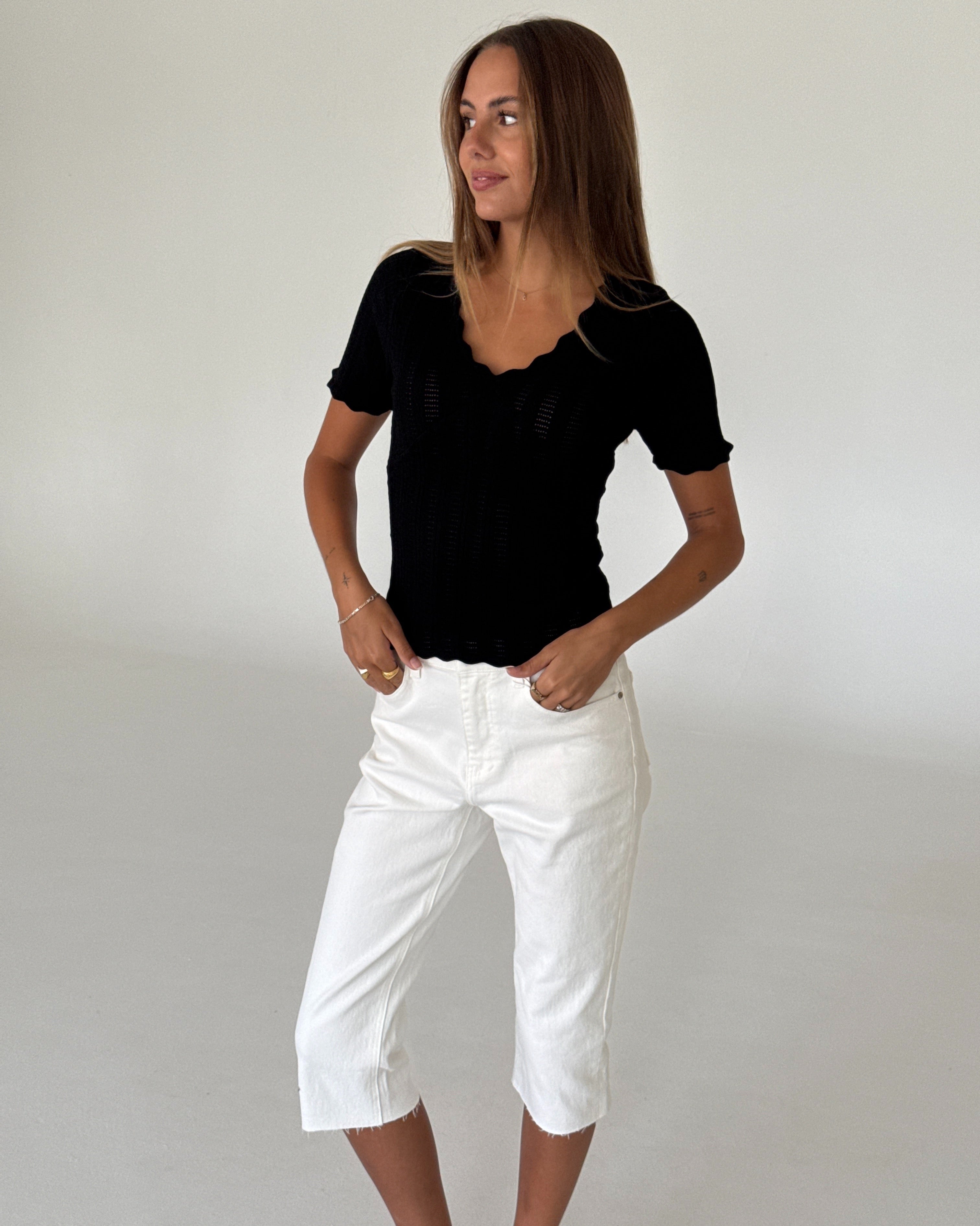 Modelbillede af FINLEY strik t-shirt, sort og VANESSA capri bukser, hvid. Fra BySofieSønderby