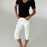 Modelbillede af FINLEY strik t-shirt, sort og VANESSA capri bukser, hvid. Fra BySofieSønderby