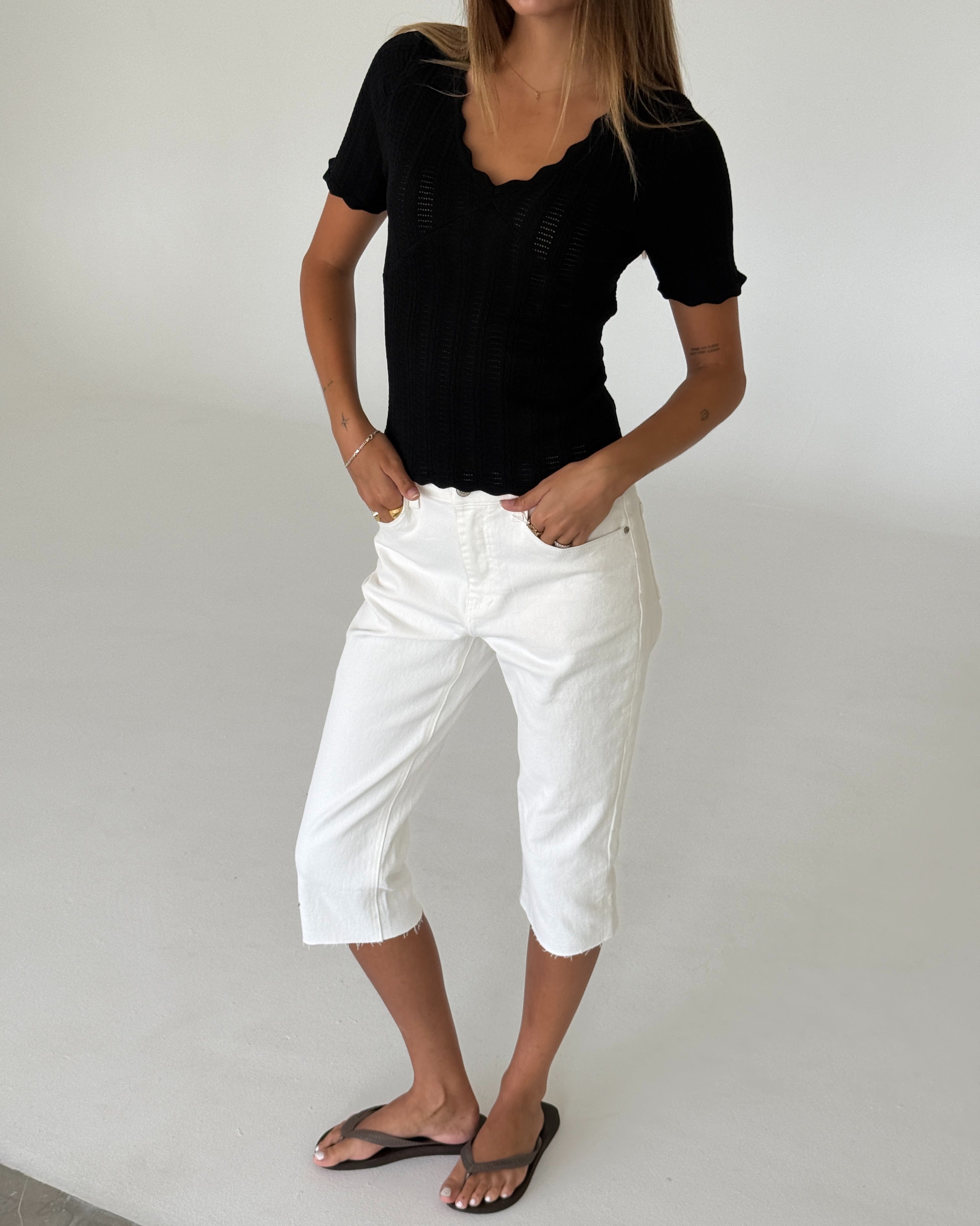 Modelbillede af FINLEY strik t-shirt, sort og VANESSA capri bukser, hvid. Fra BySofieSønderby