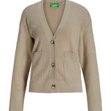 Produktfoto af beige Franciska cardigan med knapper. På hvid baggrund. Fra BySofieSønderby
