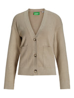 Produktfoto af beige Franciska cardigan med knapper. På hvid baggrund. Fra BySofieSønderby