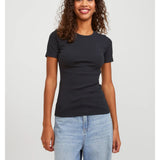 Modelbillede af sort FRANKIE t-shirt. Set forfra. Fra BySofieSønderby