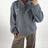 Modelbillede af grå FREYA fleece jakke. Set forfra. Fra BySofieSønderby