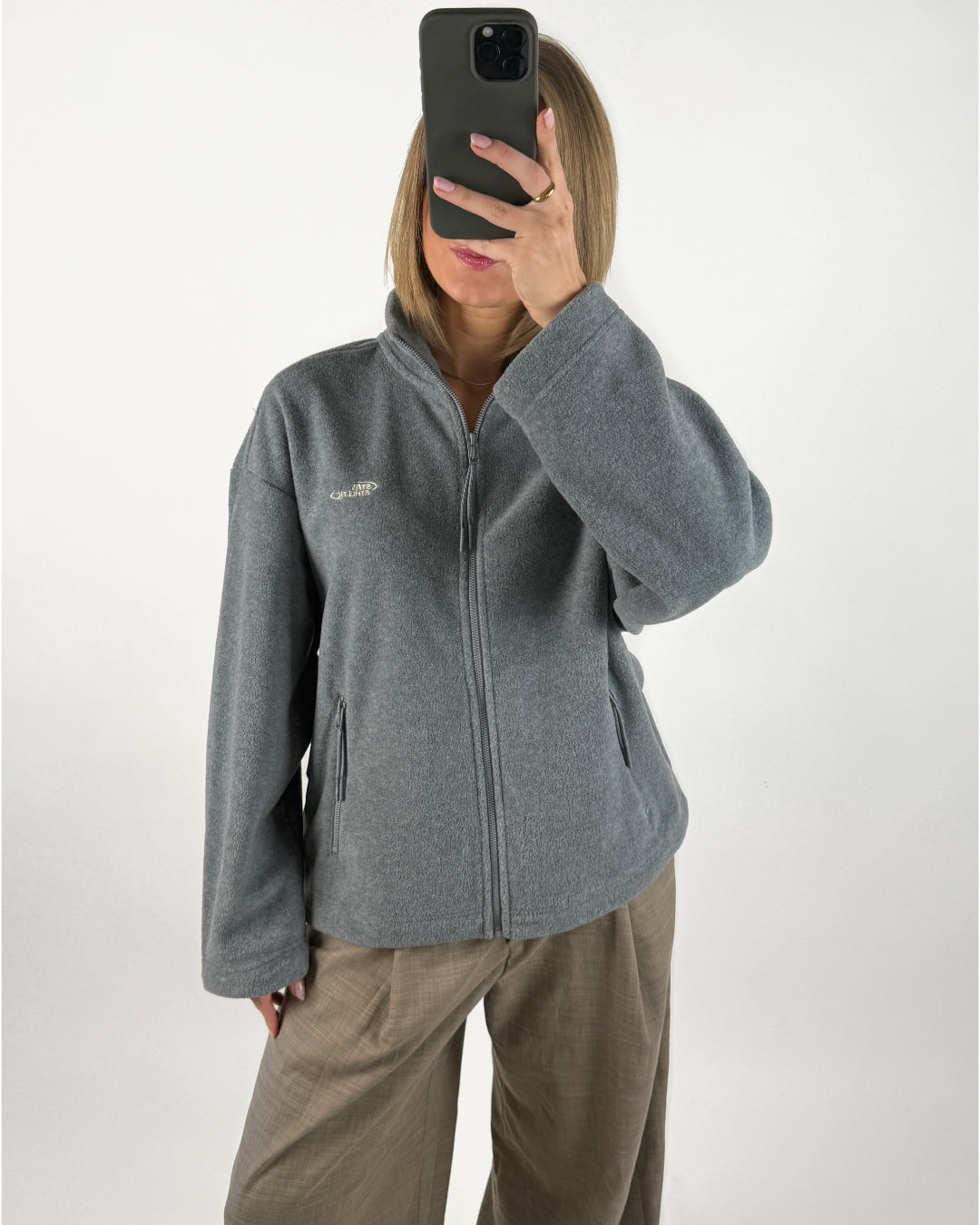 Modelbillede af grå FREYA fleece jakke. Set forfra. Fra BySofieSønderby