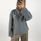 Modelbillede af grå FREYA fleece jakke. Set forfra. Fra BySofieSønderby