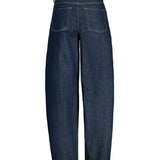 Produktbillede af blå FUJI jeans med nitte detaljer. Barrel formet design. Set bagfra. Fra BySofieSønderby