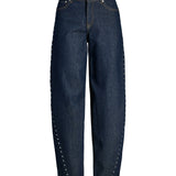 Produktbillede af blå FUJI jeans med nitte detaljer. Barrel formet design. Set forfra. Fra BySofieSønderby