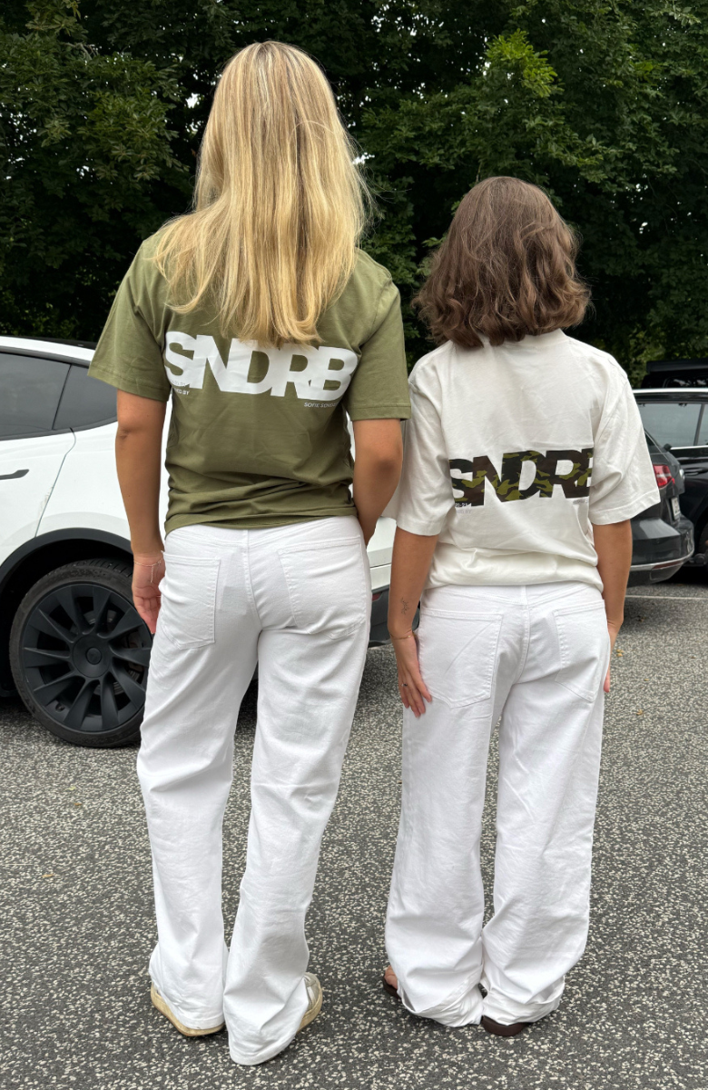 Modelfoto af to piger, som bærer SNDRB t-shirts og NANNA jeans - begge fra BySofieSønderby