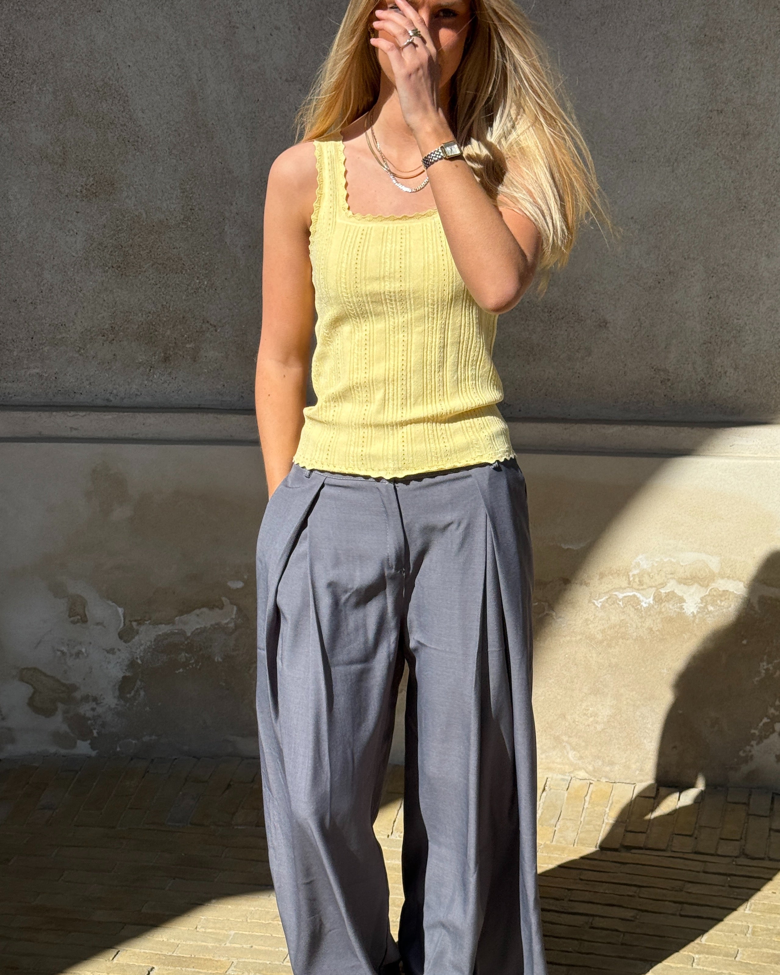 Modelbillede af GIANNA top, gul. Fra BySofieSønderby