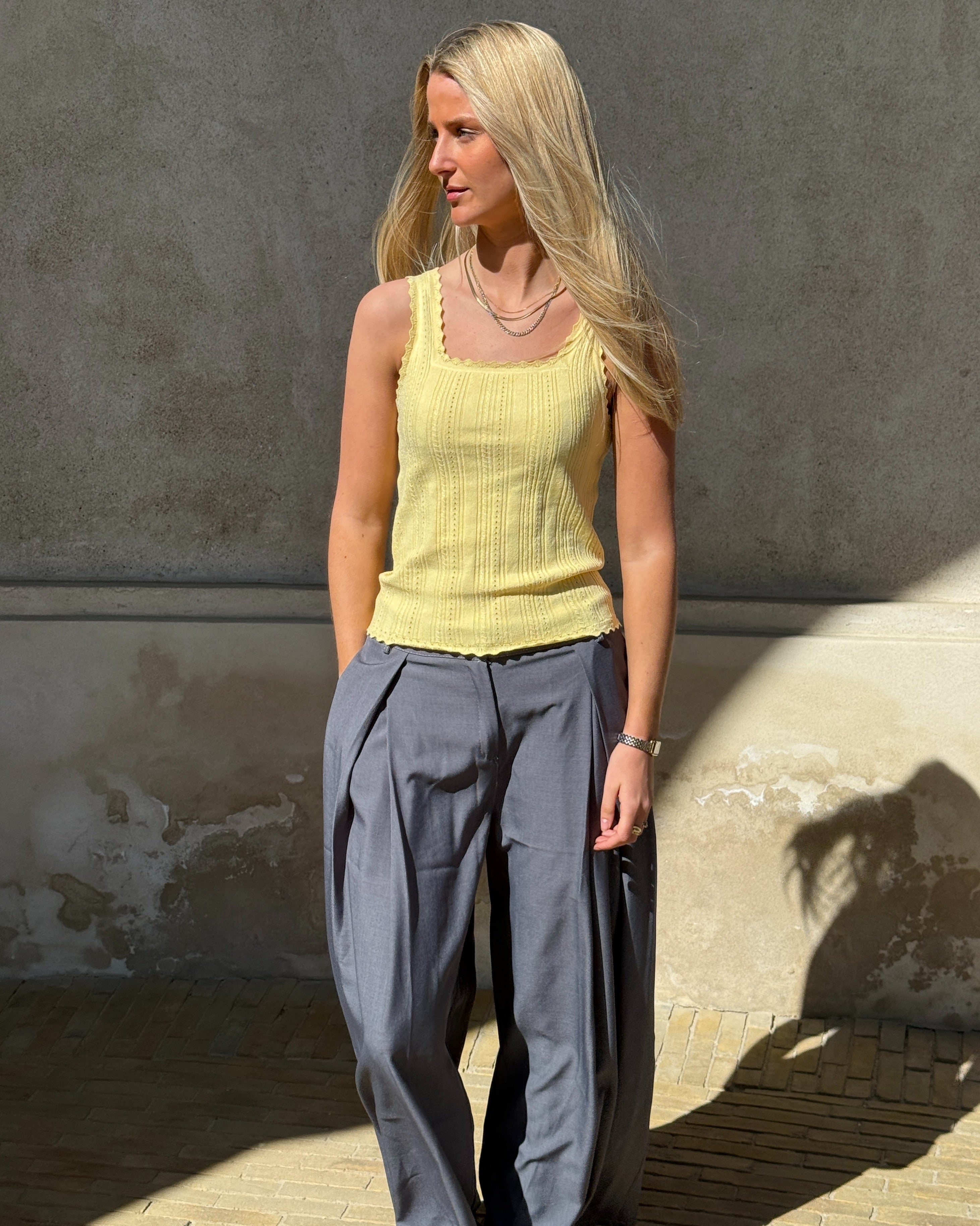 Modelbillede af GIANNA top, gul. Fra BySofieSønderby