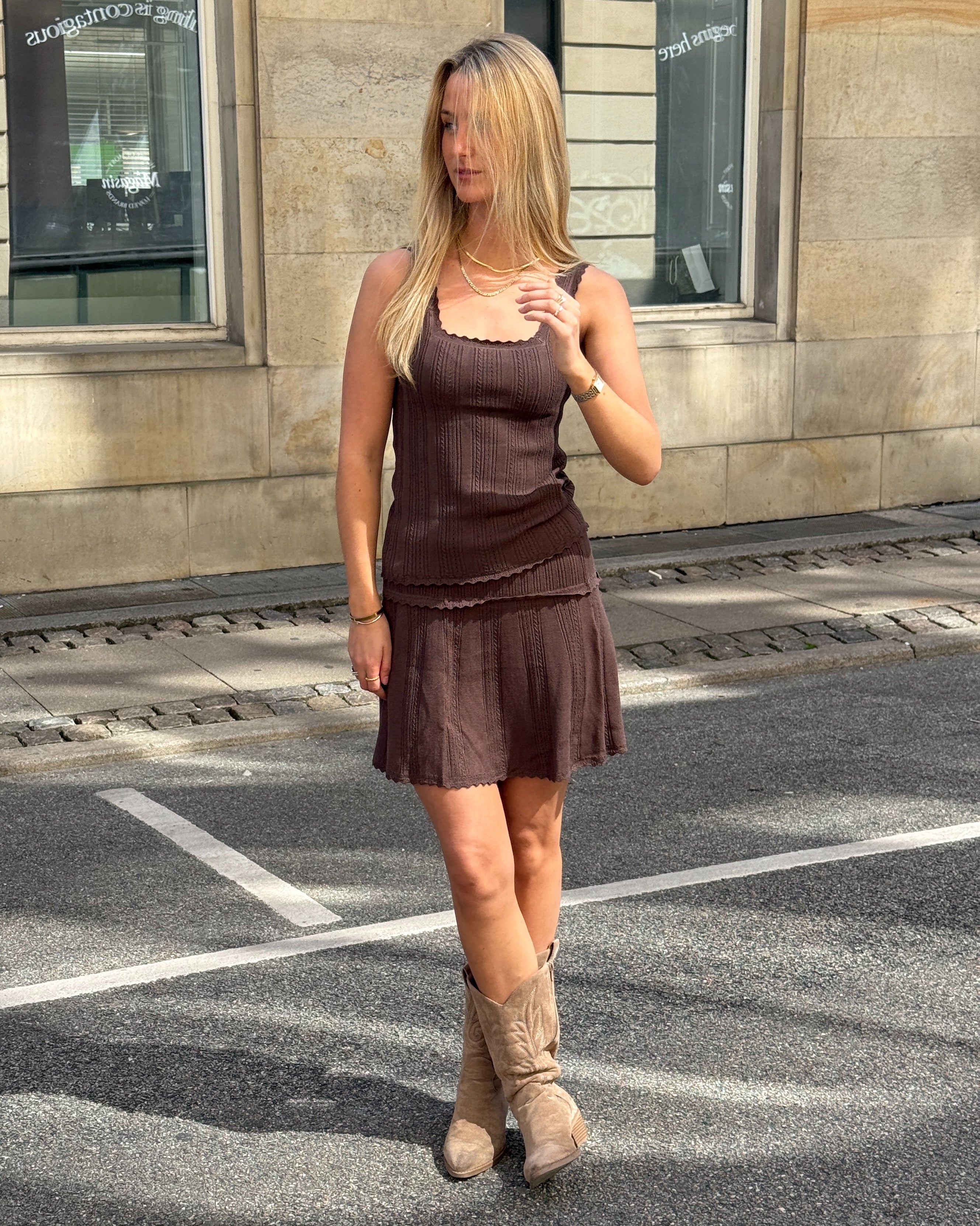 Modelbillede af GIANNA top, brun og GIANNA strik nederdel, brun. Fra BySofieSønderby