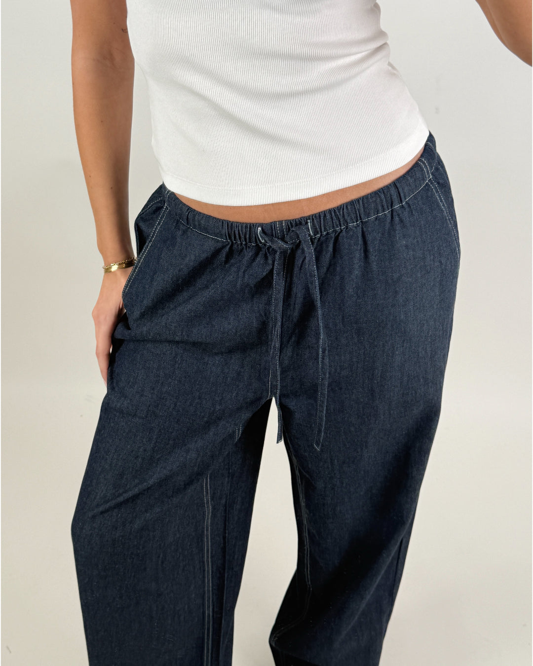 Stemningsbillede af pige der bærer blå GINA barrel bukser. Fra BySofieSønderby