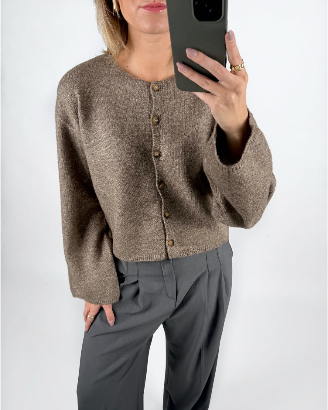 Modelfoto af pige i brun HADLEE cardigan, og grå LISA bukser. Alt er fra BySofieSønderby.