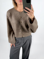 Modelfoto af pige i brun HADLEE cardigan, og grå LISA bukser. Alt er fra BySofieSønderby.