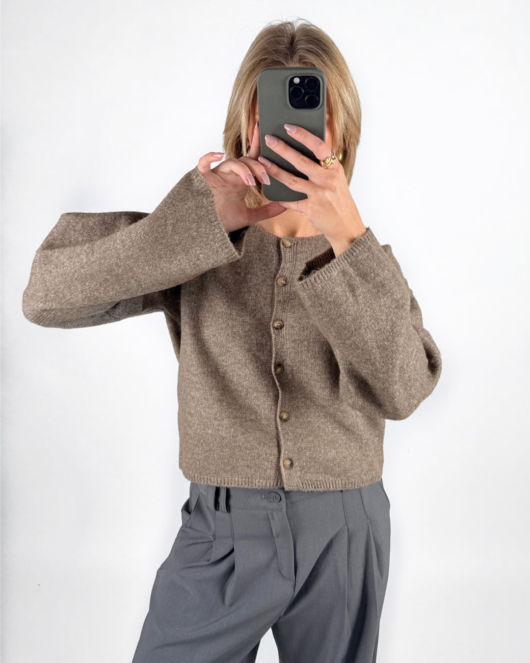 Modelfoto af pige i brun HADLEE cardigan, og grå LISA bukser. Alt er fra BySofieSønderby.