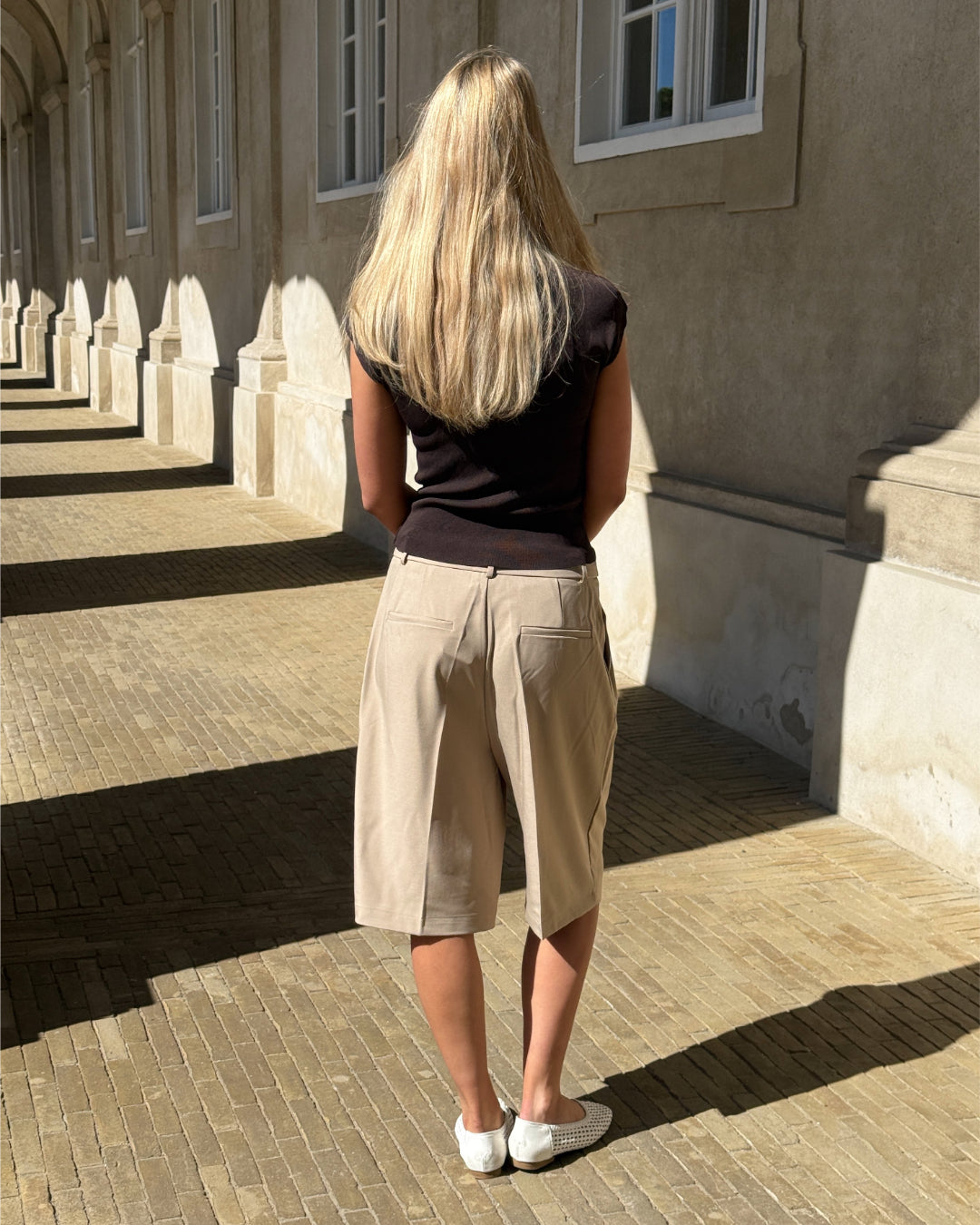 Modelbillede af beige HARLEE shorts. Set bagfra. Fra BySofieSønderby
