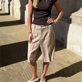 Modelbillede af beige HARLEE shorts. Set forfra. Fra BySofieSønderby