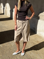 Modelbillede af beige HARLEE shorts. Set forfra. Fra BySofieSønderby