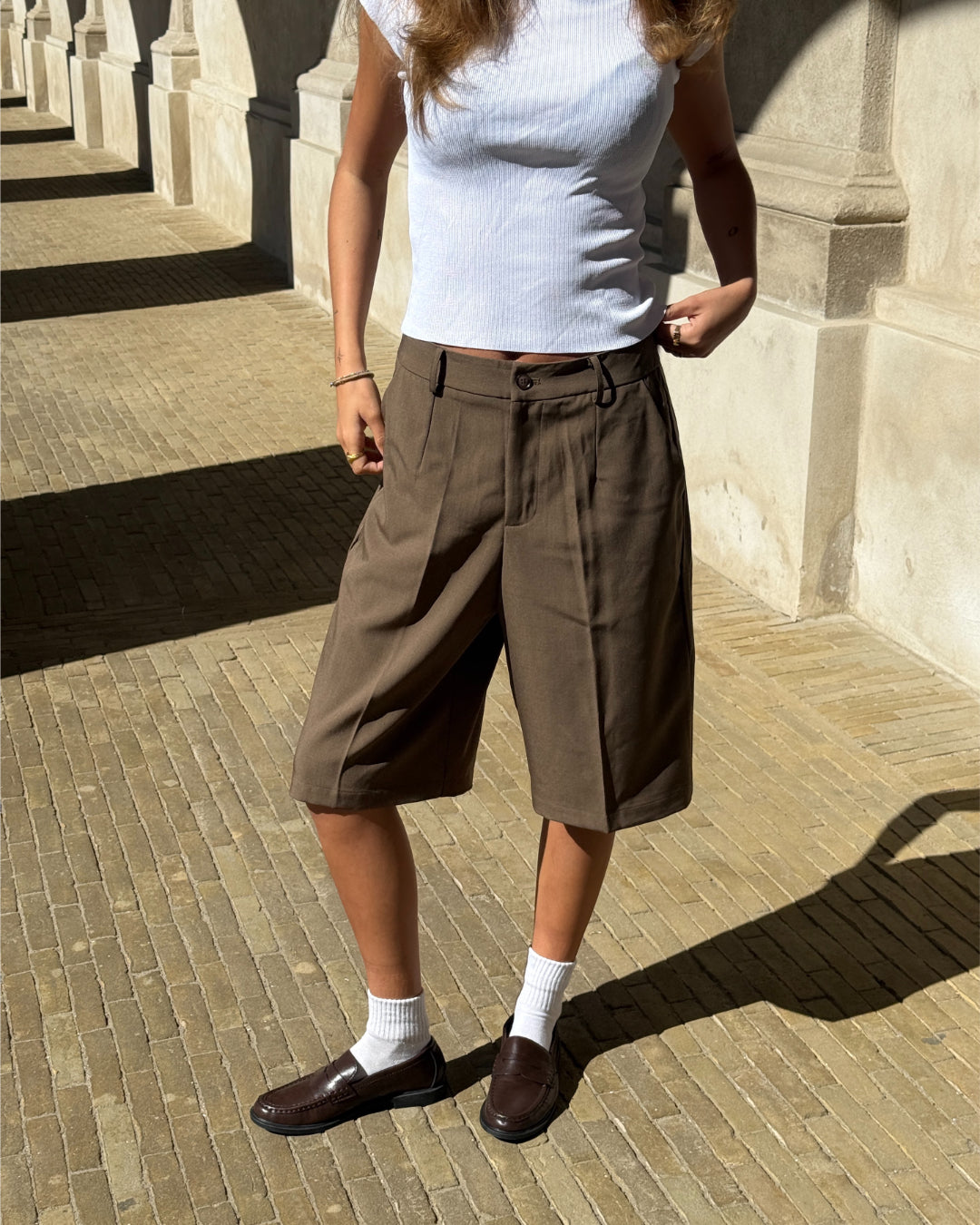 Modelbillede af brune HARLEE shorts. Set forfra. Fra BySofieSønderby
