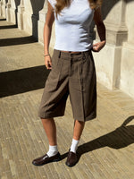 Modelbillede af brune HARLEE shorts. Set forfra. Fra BySofieSønderby