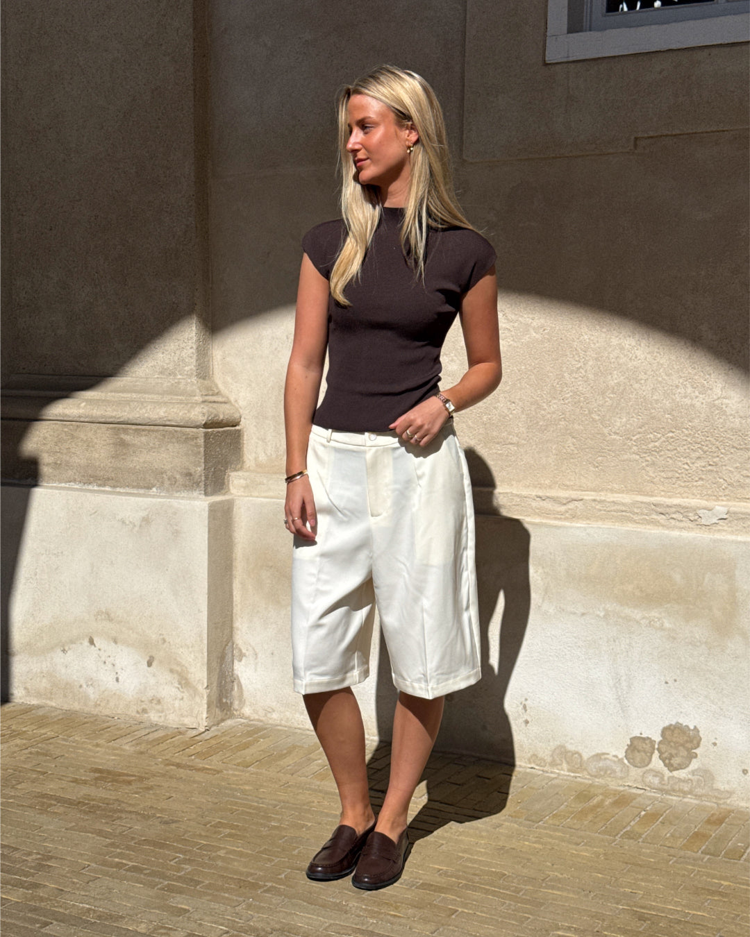 Modelbillede af hvide HARLEE shorts. Set forfra. Fra BySofieSønderby