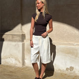 Modelbillede af hvide HARLEE shorts. Set forfra. Fra BySofieSønderby