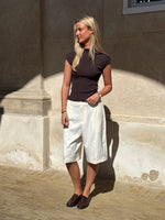 Modelbillede af hvide HARLEE shorts. Set forfra. Fra BySofieSønderby