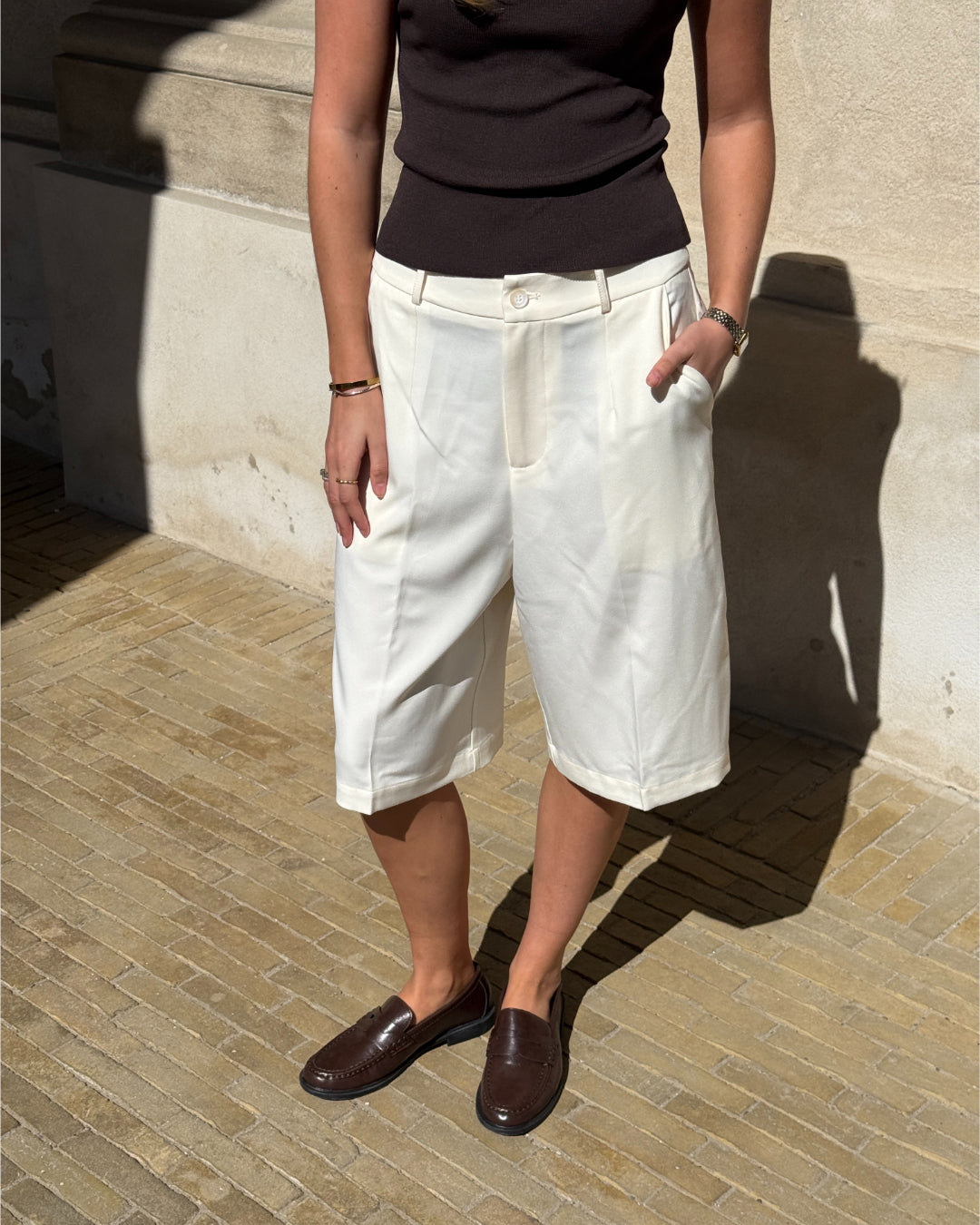 Modelbillede af hvide HARLEE shorts. Set forfra. Fra BySofieSønderby