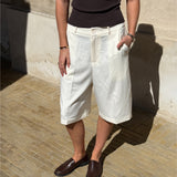 Modelbillede af hvide HARLEE shorts. Set forfra. Fra BySofieSønderby