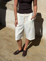 Modelbillede af hvide HARLEE shorts. Set forfra. Fra BySofieSønderby
