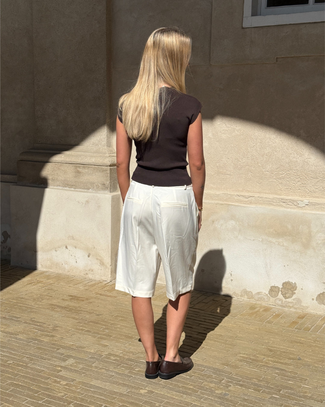 Modelbillede af hvide HARLEE shorts. Set bagfra. Fra BySofieSønderby