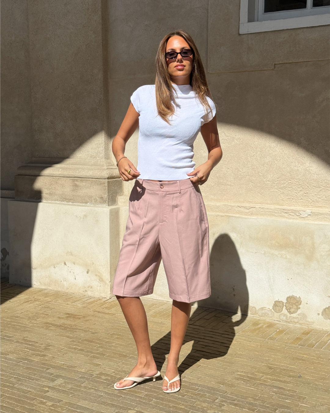 Modelbillede af lyserøde HARLEE shorts. Set forfra. Fra BySofieSønderby
