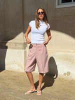 Modelbillede af lyserøde HARLEE shorts. Set forfra. Fra BySofieSønderby