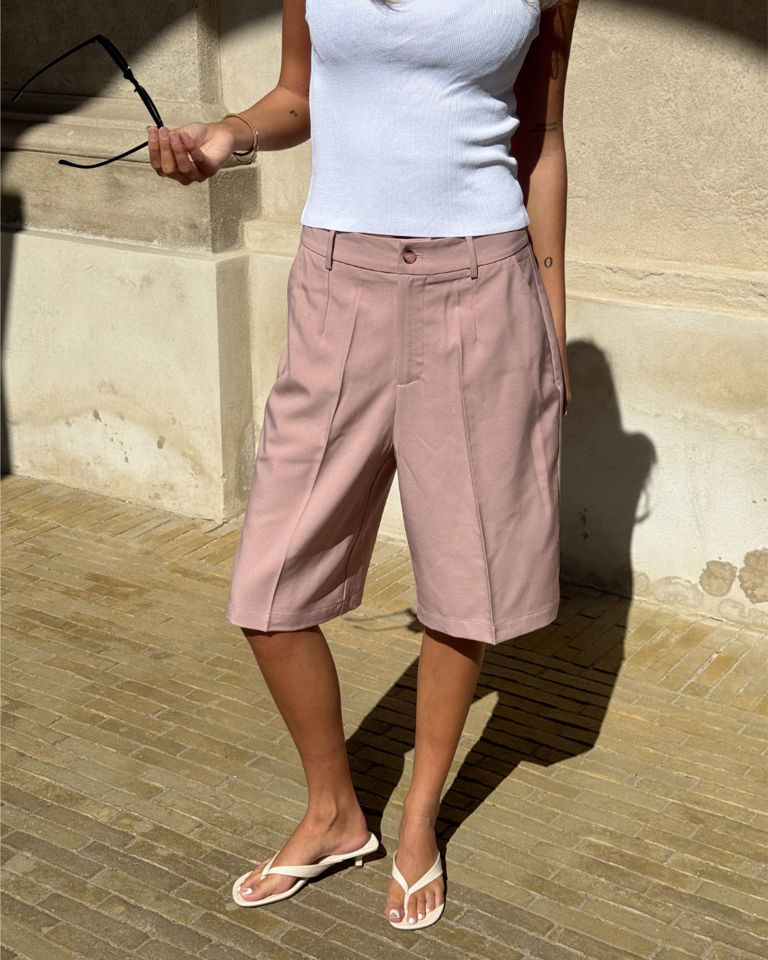 Modelbillede af lyserøde HARLEE shorts. Set forfra. Fra BySofieSønderby